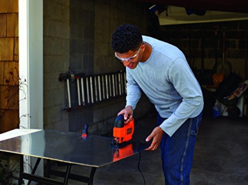 Black + Decker 520W Elektronik-Pendelhubstichsäge, 4-stufig, variable Drehzahl, Staubabsaugung, Koffer, KS701PEK - 