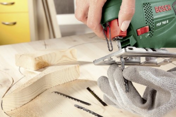 Bosch DIY Stichsäge PST 700 E DIY, 1 Sägeblatt T 144 D für Holz, Koffer (500 W, Schnitttiefe in Holz 70 mm, Schnitttiefe in Stahl 4 mm) - 